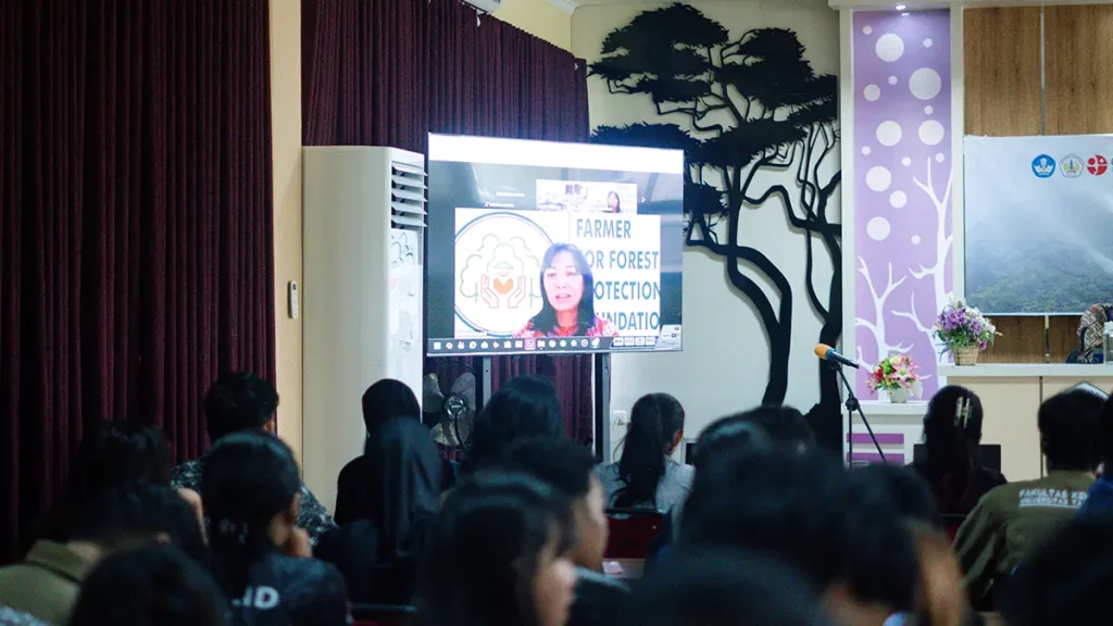 Tirza Pandelaki Executive Director 4F memberikan paparan secara daring melalui Zoom di UNTAN.